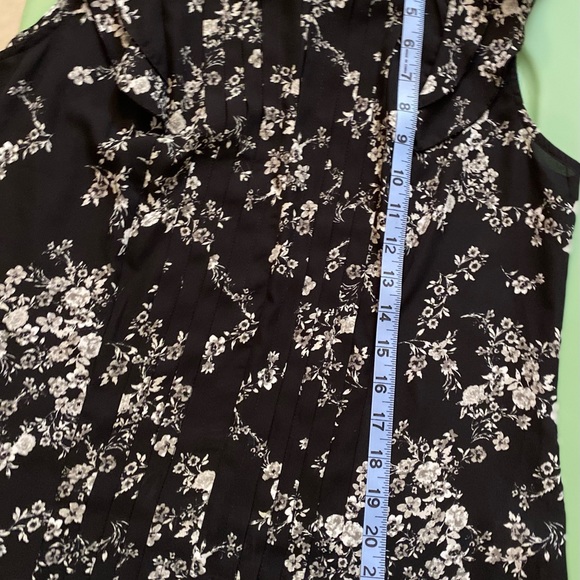 Woman’s short sleeve top by Elle size S. - Picture 9 of 13